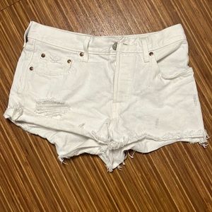White Levi’s denim shorts